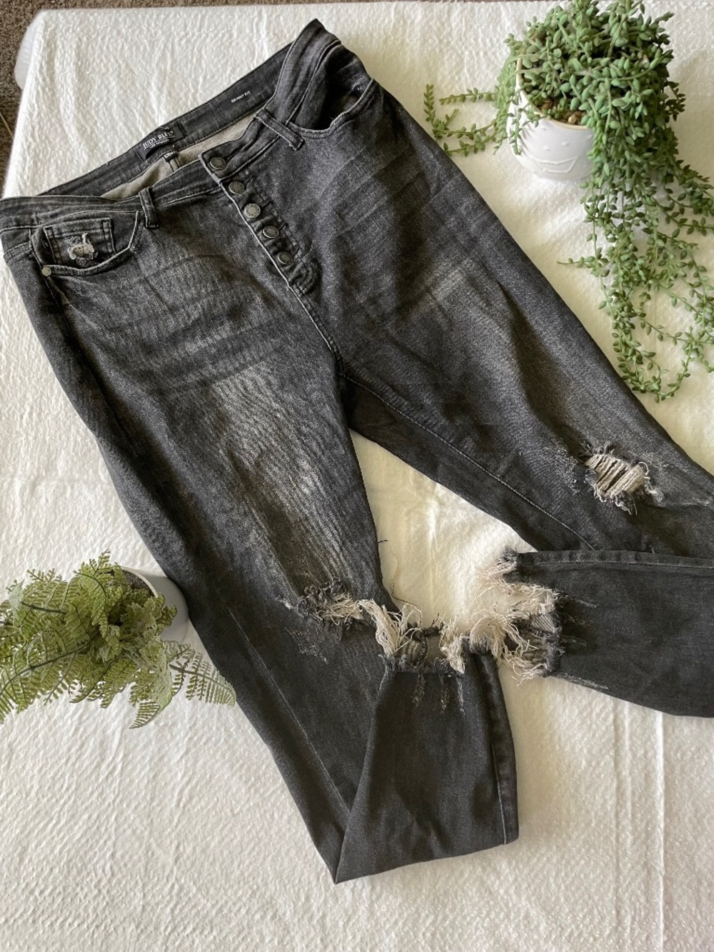 Dark wash jeans - Picture 2 of 5
